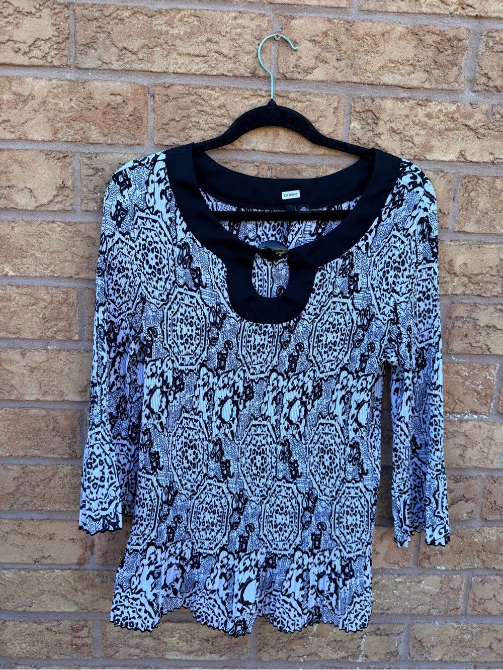 4/$25 • Essentials by Milano Black and White Keyhole Scoop Neck Crimp Blouse